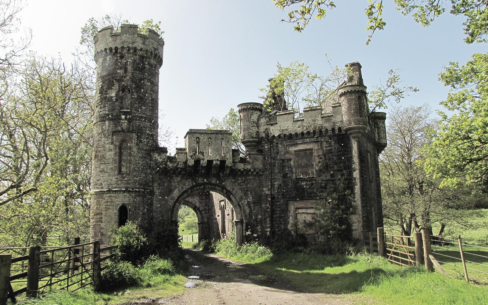 Monzie entrance